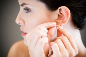 How to Remove Earrings